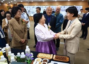 도라지정과 박일례 명인 축하하는 송미령 장관