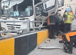 레미콘 차량 경사로서 미끄러져…1명 숨져