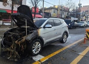 부천 약대동 도로서 SUV차량 화재…엔진룸 소실, 인명피해 없어