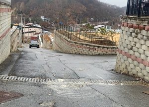 [사진으로 봤다] 동두천시 불현동 ‘제설작업’ 눈보다 빨랐다…산동네 도로 안전 확보