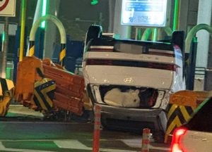 만취 SUV 운전자 인천대교 요금소 구조물 들이받고 뒤집혀