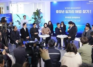 경기도 ‘라이트잡’으로 베이비부머 재취업...중장년 수요 맞춘 일자리 모델 정착