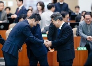 반갑게 인사 나누는 김동연 지사와 김진경 의장