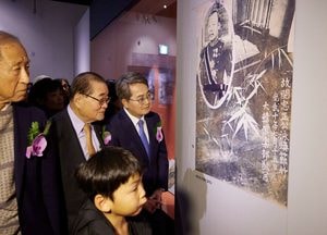 안중근 유묵 첫 공개…김동연 지사·이종찬 광복회장 나란히 관람