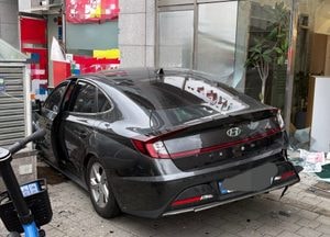 용인 수지구 상가로 차량 돌진…30대 여성 1명 부상