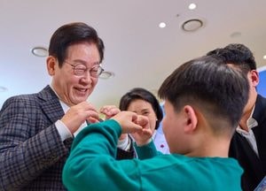 이재명 대통령, 성탄절 메시지 “고통받는 이들과 함께한 삶이 성탄의 의미”