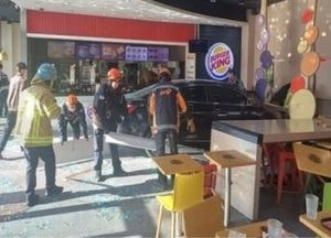 버거킹 매장에 승용차 돌진…70대 남성 “운전 실수”
