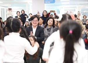 아이들 박수에 화답한 김병수 김포시장…통진 육아지원센터 개소
