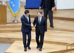 예산 통과 직후의 악수