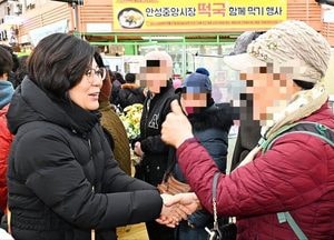“최고예요” 김보라 시장, 안성중앙시장 상인의 엄지척