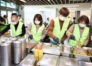 용인특례시의회, 폐회연 대신 봉사로 연말 소회 나눠...장애인복지관서 배식 지원