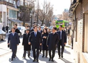 이재명 대통령, 삼청동 도보 행보…국무회의 뒤 깜짝 오찬