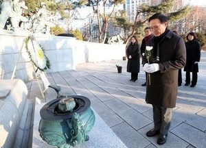 임태희 교육감, 안양 현충탑 참배로 2026년 공식 일정 시작…경기교육 힘찬 출발 의지 다짐