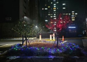 추운 겨울밤 밝히는 아파트 불빛 정원