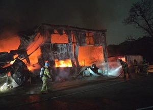 파주 송촌동 공장서 화재…1동 전소·인명피해 없어