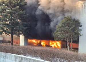 가평 설악면 주차장 차량 화재로 차량 4대 전소