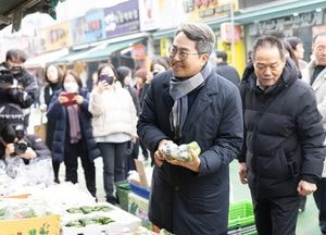 김동연 경기도지사, 폭설 피해 복구 지원 약속했던 ‘의왕 도깨비시장’ 다시 찾아