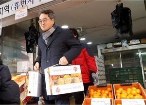 김동연 지사, 폭설 피해 의왕 도깨비시장 찾아 과일 구매