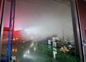 화성 서신면 창고 화재…외벽 6~7m 불에 타
