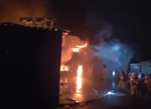 [영상] 파주 상지석동 플라스틱 사출 공장 화재…4시간여 만에 진화
