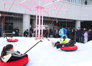경기도담뜰 겨울 눈밭 놀이터 개장…천 원으로 즐기는 도심 겨울놀이