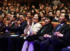 유은혜 책 출간 현장 '인산인해'…여권 교육감 후보 통합되나