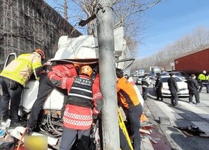 인천 고속도로서 4.5 화물차가 신호등 쾅…운전자 중상
