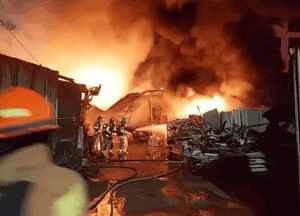 [영상] 안산 상록구 고물상서 새벽 화재…컨테이너 사무실 전소, 인명피해 없어