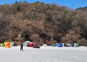 얼음 위에 펼쳐진 겨울 낚시촌