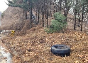 제2중부고속도로서 과열 타이어 이탈로 임야 화재…60㎡ 소실
