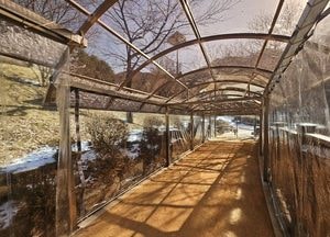 “따뜻하게 걸으세요” 안양시, 병목안시민공원 맨발산책길에 방한 시설물 조성