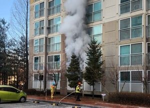 전기자전거 배터리서 불…양주 아파트 화재로 1명 화상, 주민 21명 대피