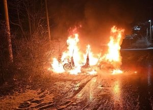 포천서 눈길에 승용차 전주 충돌 후 화재…인명피해 없어