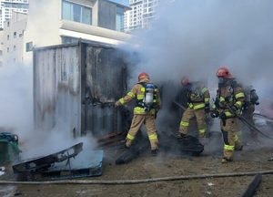과천 갈현동 야외 컨테이너 불…공구·단열재 소실