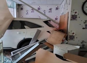화성 정남면행정복지센터 주차장서 SUV 후진 사고…여성휴게소 덮쳐 2명 부상