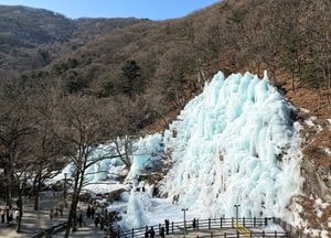한파 속 장관…어비계곡 얼음 절벽 앞에 모인 관광 인파