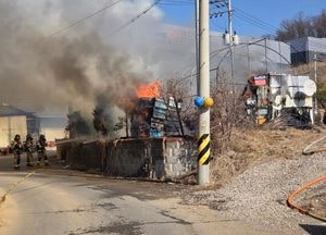 파주 월롱면 비닐하우스 화재…30대 여성 연기흡입