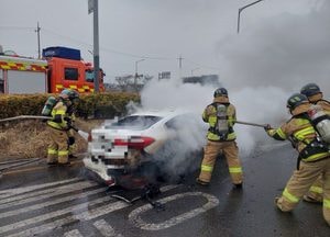 안산 부곡동 도로서 승용차 화재…인명피해 없어