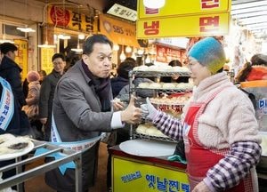수원특례시 간부 공무원들, 설 맞아 전통시장 장보기 행사 진행