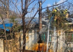 가평 상면 숙식용 컨테이너 화재…연통 발화 추정