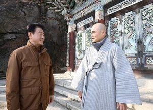 의정부시, 설 명절 앞두고 주요 사찰 안전 점검...망월사 보타 스님에 도지사 표창 전달