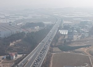 설 연휴 첫날 귀성·나들이 차량 몰려 정체…서울→부산 4시간50분