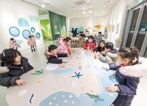 용인문화재단, 어린이 체험 전시 ‘미술관의 동물원–종이의 발견’ 성료