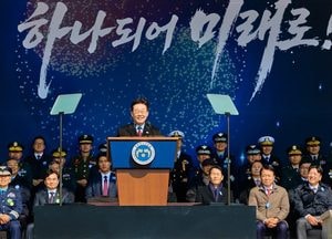 이재명 대통령 “국민만 바라보는 충직한 리더로”…3군 통합임관식 축하