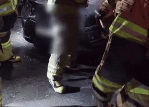 [영상] 안산 본오동 도로서 K5 전소…주행 중 연기 발생
