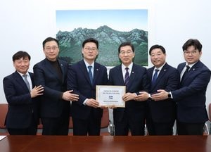 더불어민주당 광역의회의원협의회, 국회에 ‘지방의회법 제정 건의서’ 전달