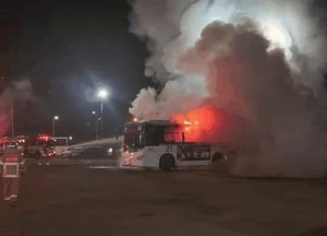 [영상] 광명 옥길동 차고지서 버스 화재…주차 후 장치 작동 중 불꽃 확인