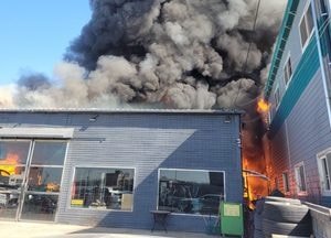 고양 장항동 창고용 비닐하우스 화재…공장까지 번져
