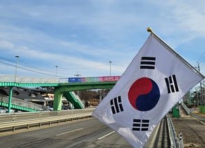 3·1절 알리는 태극기, 봄바람에 펄럭