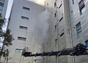 성남 분당 백현동 7층 상가 화재…환자 포함 84명 대피